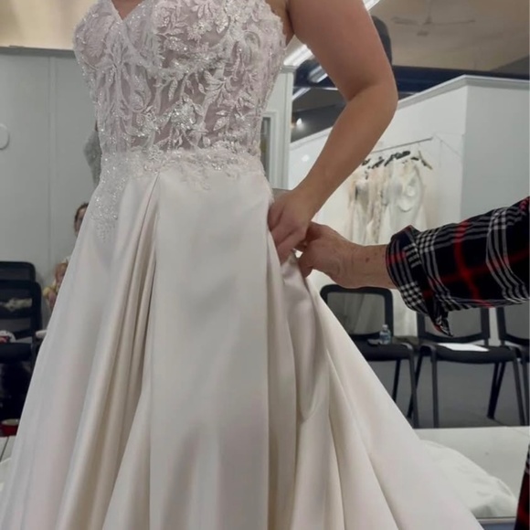 Dress - Picture 2 of 8